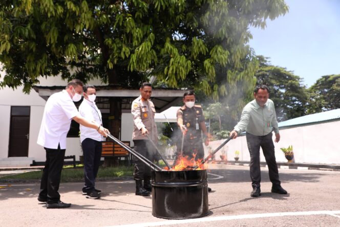 
Pemkab dan Kejari Bantaeng Musnahkan Barang Bukti Puluhan Perkara Tindak Pidana