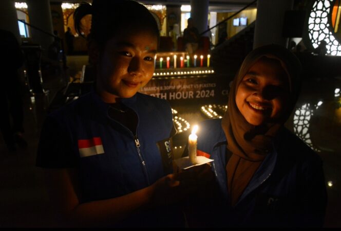 
Claro Makassar Padamkan Lampu Sejam Peringati Earth Hour