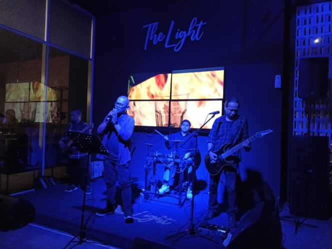 
The Light Mercure Makassar Nexa Pettarani Hadirkan Malam Spesial Live Musik Bersama Blue C Band