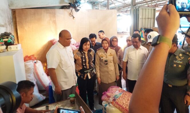 
KPPU Bersama Forkopimda Sulsel Lakukan Pengecekan Harga Bawang Putih di Pasar Terong