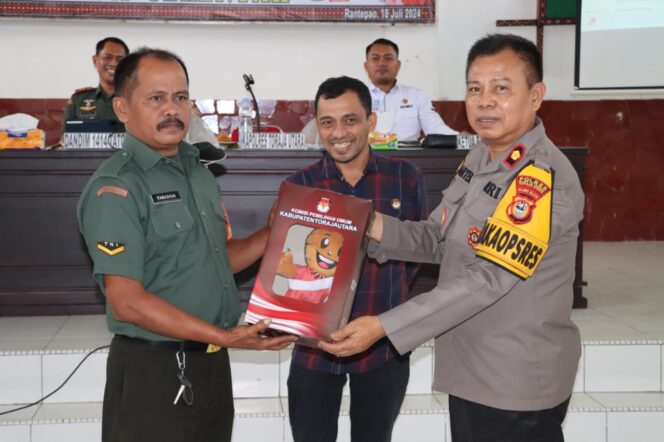 
					Wujudkan Pilkada Damai, Wakapolres Toraja Utara Hadiri Sosilisasi Netralitas TNI Dan Aturannya 