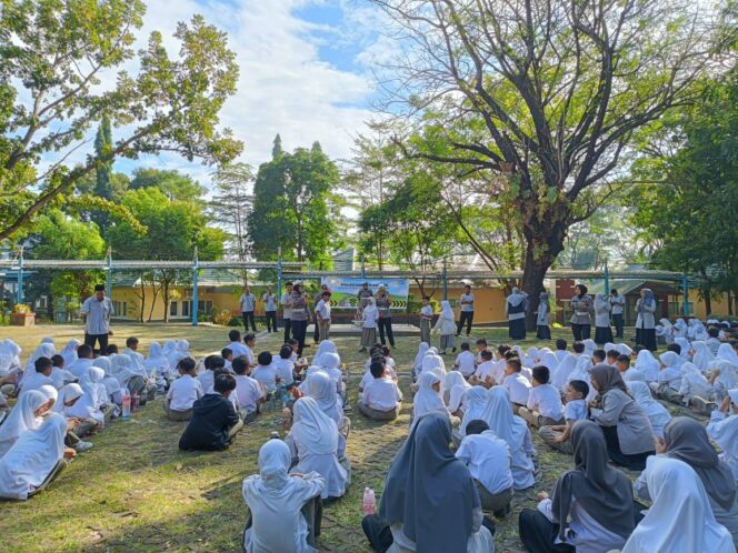 
Edukasi Tertib Lalin Sejak Dini, SD Islam Athirah 2 Gelar Police Goes to School