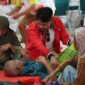Dokter Udin Pimpin Tim Medis Pemkot Makassar Periksa Kesehatan Korban Banjir Luwu