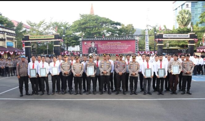 
Berhasil Ungkap Pelaku Curanmor, Kapolrestabes Makassar Ganjar Personil Polsek Tamalanrea Penghargaan