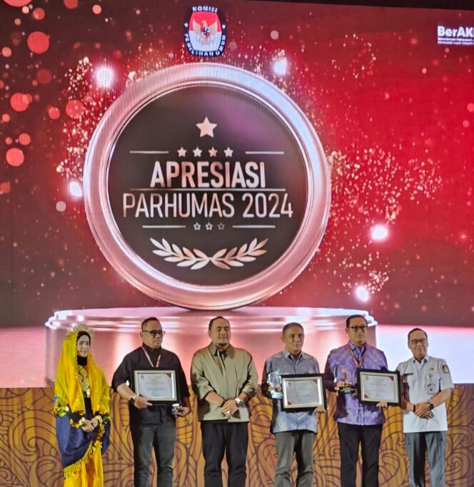 
KPU Sulsel Raih Penghargaan PPID Terupdate di Penganugerahan Parhumas 2024