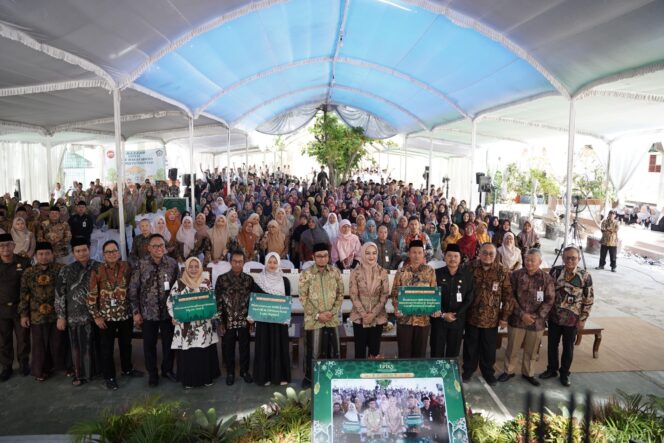 
OJK Kembangkan Program Ekosistem Pondok Pesantren Inklusif Keuangan Syariah di Jawa Tengah