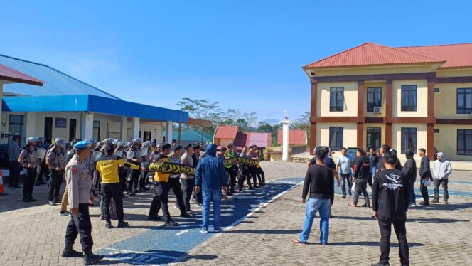 
Tingkatkan Kemampuan Jelang Pilkada 2024, Polres Toraja Utara Gelar Latihan Dalmas