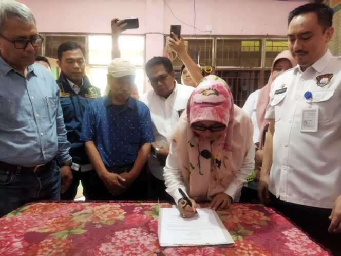 
Dinas Tata Ruang Makassar Hadiri Penyerahan Hibah Lahan SD Inpres 3 Barombong