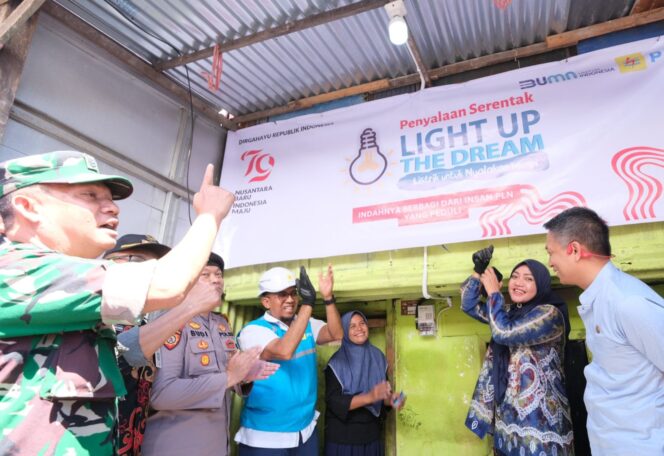 
PLN Merdekakan 326 Keluarga Prasejahtera dengan Sambungan Listrik Gratis dari Donasi Pegawai