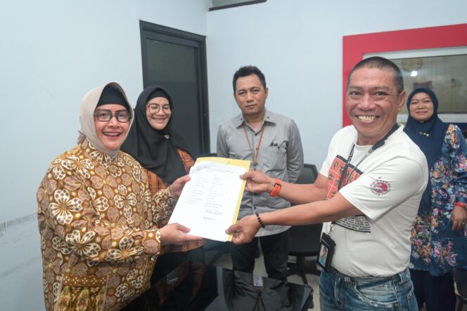 
Hadiri Penyerahan SK 100%, Indira Yusuf Ismail Motivasi Pegawai PD Parkir Terus Berinovasi