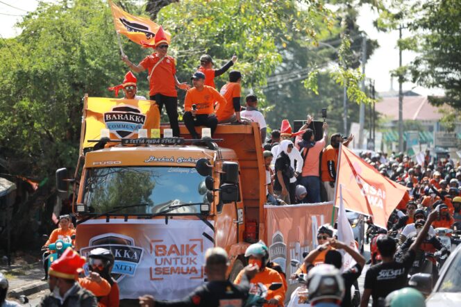 
Barakka Community Iringi Paslon Gubernur Sulsel Danny-Azhar dan Paslon Walkot Makassar Indira-Ilham Mendaftar di KPU