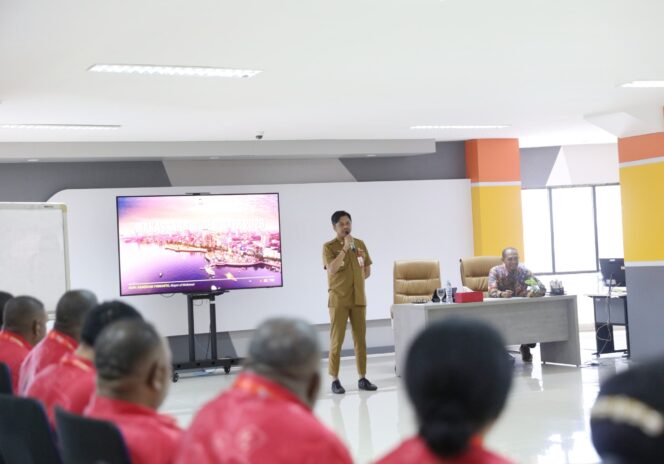 
Firman Pagarra Sharing Ilmu Protokol Sentuh Hati 40 Peserta Diklat Pengawas Angkatan V