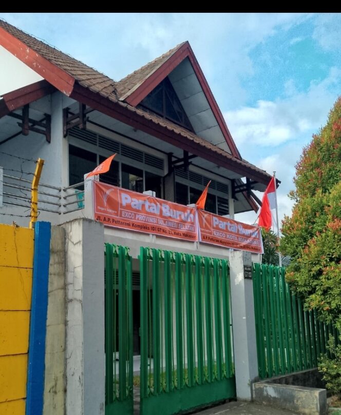 
Jelang HUT Kemerdekaan RI, Bendera Orange Berkibaran di Kompleks IDI No.23 Jl.Pettarani Makassar