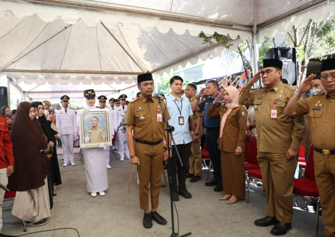 
Pj Sekda Kota Makassar Jadi IRUP Pelepasan Jenazah Almarhum Kabag Perekonomian