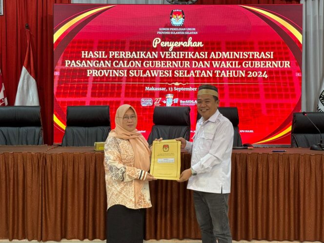 
KPU Sulsel Serahkan Hasil Vermin Perbaikan Bapaslon Gubernur dan Wakilnya Disaksikan Bawaslu