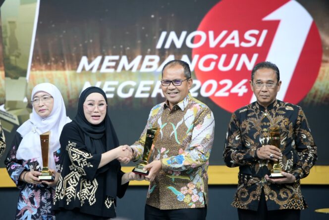 
Danny Pomanto Diganjar Penghargaan Inovasi Membangun Negeri dari TVOne