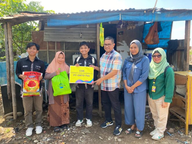 
GMTD dan HMJ Kesmas UINAM Bagi Sembako di Kampung Savana