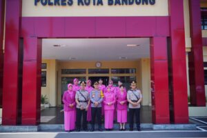 Kapolresta Bandung Kombes Pol Dr. Kusworo Wibowo foto bersama dengan AKBP Hidayat Wakapolresta Bandung
yang baru dan AKBP Maruly Pardede pejabat Wakapolresta Bandung yang lama
