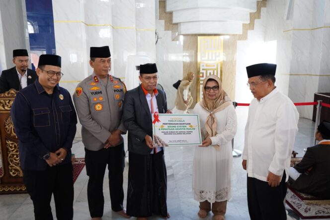 
Yusuf Kalla Hadiri Penyerahan Perangkat Sound System Yayasan Hadji Kalla ke Masjid 99 Kubah