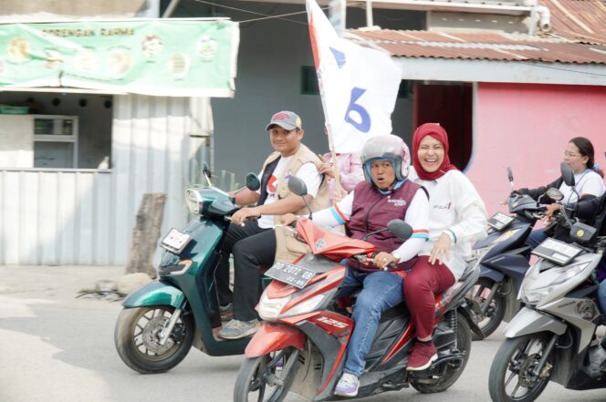
Calon Wawalkot Aliyah Mustika dibonceng Warga Telusuri Lorong Sampaikan Program Pengabdian Paslon Mulia