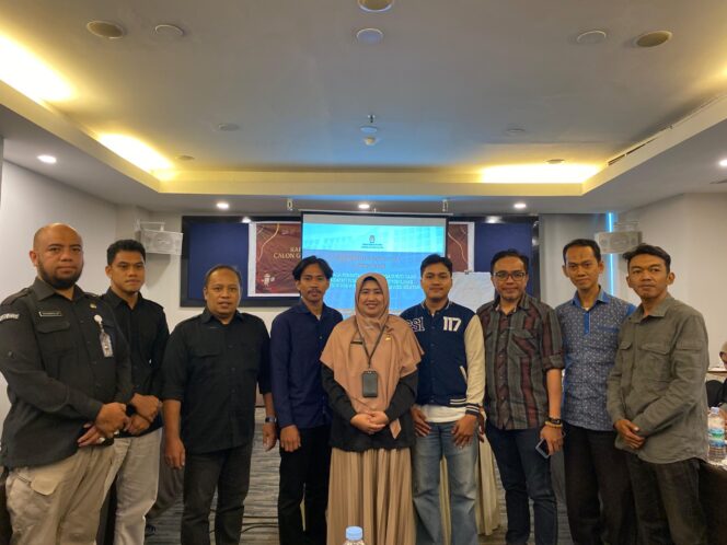 
KPU Sulsel Serahkan Sertifikat Akreditasi bagi Pemantau dan Lembaga Survei