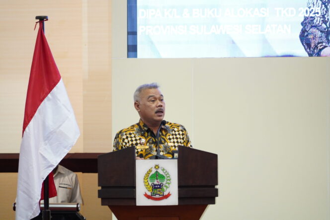
Kakanwil DJPb Sulsel Serahkan DIPA dan TKD TA 2025