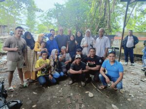 Ahli waris Sumang Bin Bidu Foto bersama dengan Arief Triyono pembeli lahannya