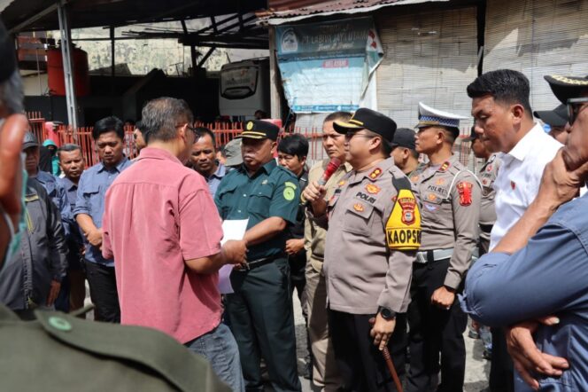 
					Mengedepankan Persuasif, Kapolres Toraja Utara Pimpin Langsung Pengamanan Eksekusi Objek Sengketa Tanah di Japal