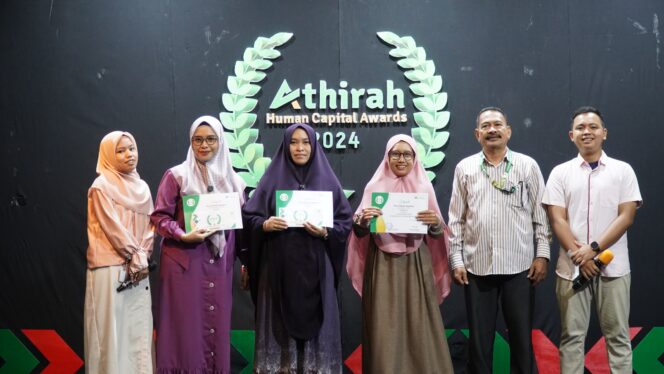 
Sekolah Islam Athirah Kembali Beri Penghargaan Kepada Guru dan Karyawan Terbaik