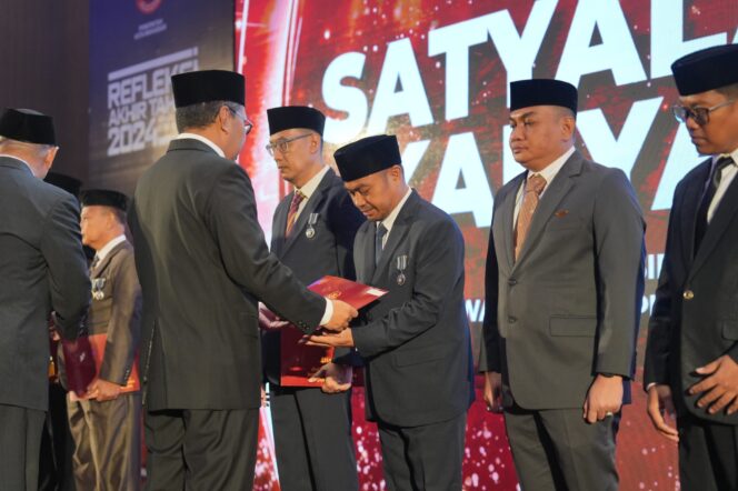 
Muhammad Roem Raih Penghargaan Satyalancana Karya Satya oleh Presiden RI