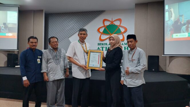 
Selamat! Sekolah Islam Athirah Raih Dua Sertifikasi ISO