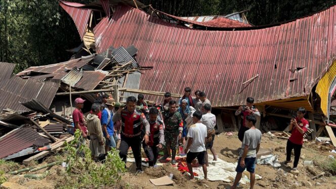 
Bersama TNI dan Warga, Polres Toraja Utara Evakuasi 2 Jenazah Korban Tanah Longsor di Buntu Pepasan