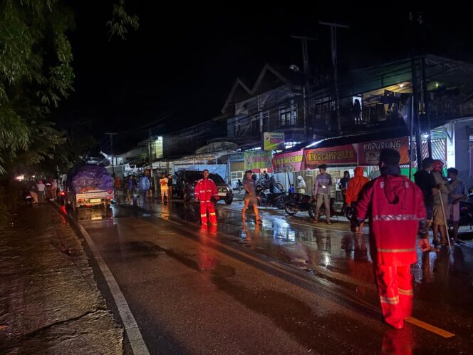 
Tim Patroli Presisi Polres Toraja Utara Bantu Warga Saat Banjir di Beberapa Titik