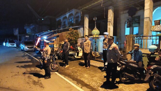
Pastikan Kenyamanan Beribadah, Polres Toraja Utara Gelar Patroli dan Pengamanan Sholat Tarawih