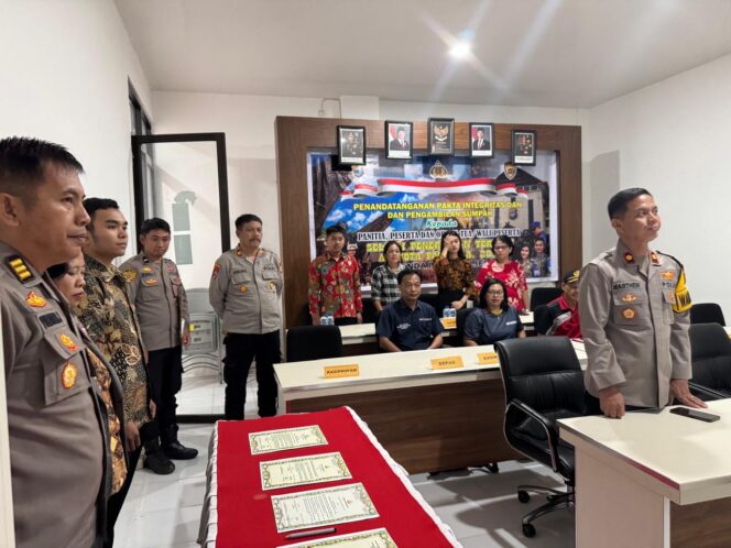 
Polres Toraja Utara Gelar Penandatanganan Pakta Integritas dan Pengambilan Sumpah Panitia, Penerimaan Polri Tahun 2025