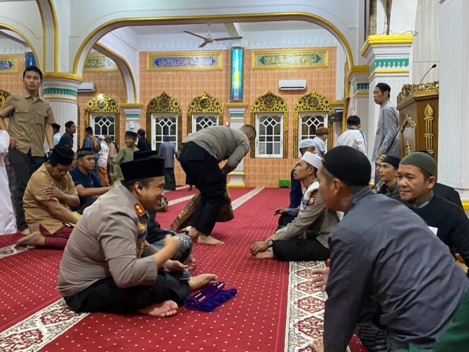
Pererat Silaturahmi dengan Masyarakat, Kapolres Toraja Utara Gelar Tarawih Keliling di Masjid Agung Rantepao
