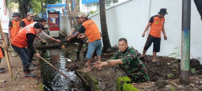 
Danramil 1408-13/Rappocini Kodim 1408/Mks Pimpin Kegiatan Karya Bhakti (Pembersihan Selokan) di Wilayah Kelurahan Gunung Sari