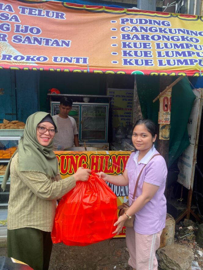 
GMTD Bagikan Ratusan Paket Buka Puasa