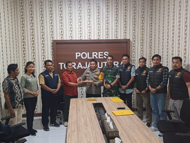 
Pastikan Keterbukaan, Kapolres Toraja Utara Serahkan Pengembalian Kelebihan Harga Jual di Atas HET Ke BKAD