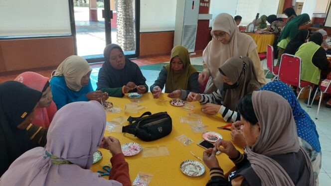 
Peringati Hari Kartini, GMTD Latih 50 Ibu Penyapu Jalanan Buat Aksesoris