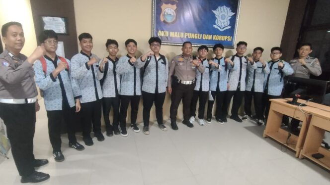 
Kedatangan Siswa Madrasah Ibtidaiyah Al-Fityan, Satlantas Polres Gowa Beri Edukasi Tertib Lalu Lintas Sejak Dini 