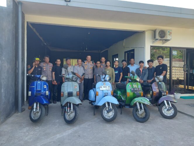 
Potret Kapolres Gowa Kumpul Bareng Komunitas Vespa Antik 