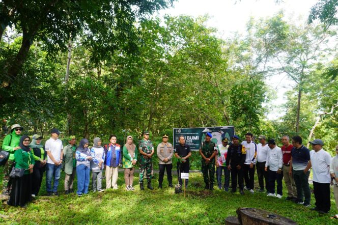 
Pertamina FT Parepare Tanam Pohon Endemik di Kebun Raya Jompie