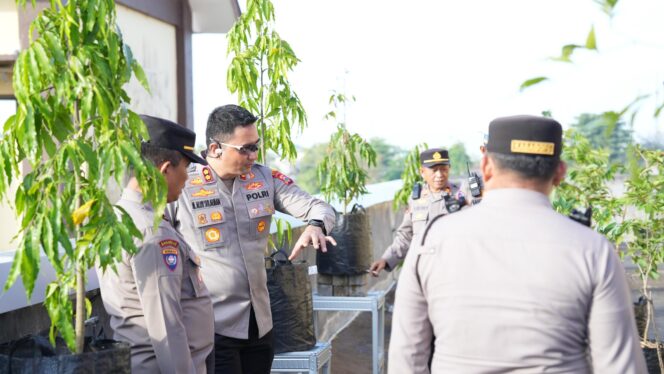 
Hadirkan Ruang Terbuka Hijau, Polres Gowa Beri Nama Taman Pekarangan Pangan Lestari