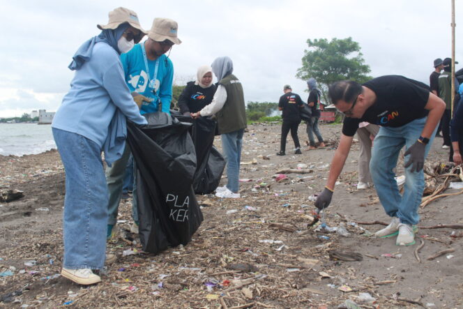 
Peringati Hari Bumi, MODENA dan Marine Buddies WWF Bersihkan Pantai Tanjung Layar Putih